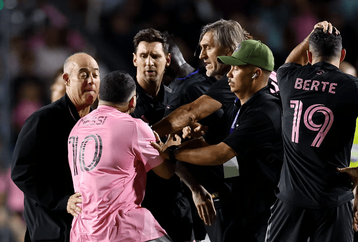 Incidente tras un amistoso en Puerto Rico: aficionados ingresaron al campo e impactaron a Lionel&nbsp;Messi